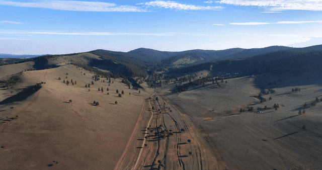 넓은 골짜기가 있는 산 풍경