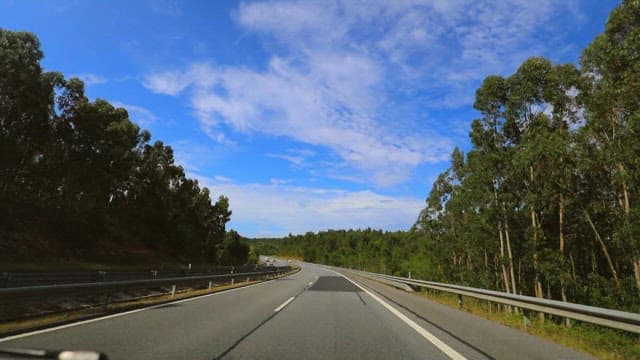 햇볕이 내리쬐는 날, 한적한 도로 드라이브