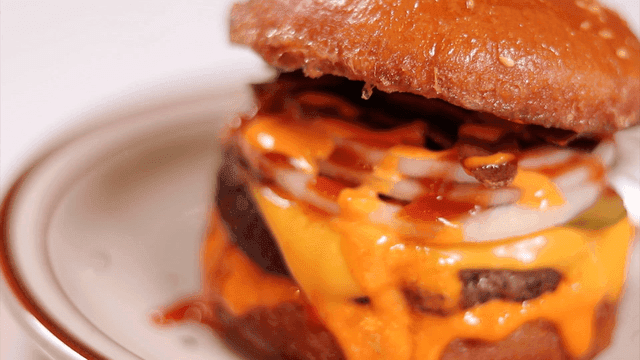 접시에 놓인 육즙 가득한 치즈버거