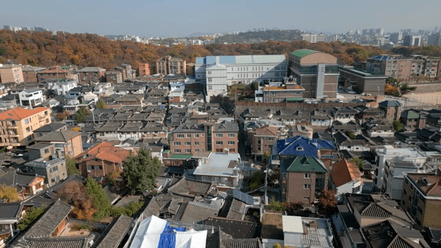 도시 풍경 속 전통 한옥