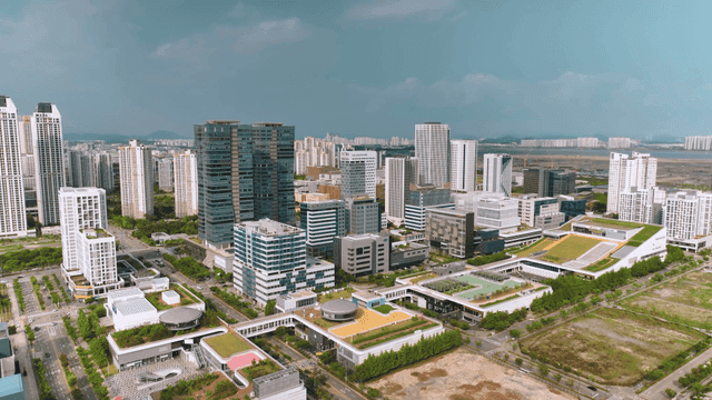 고층 건물이 있는 현대 도심 풍경