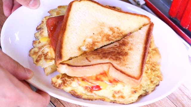 접시에 제공된 토스트