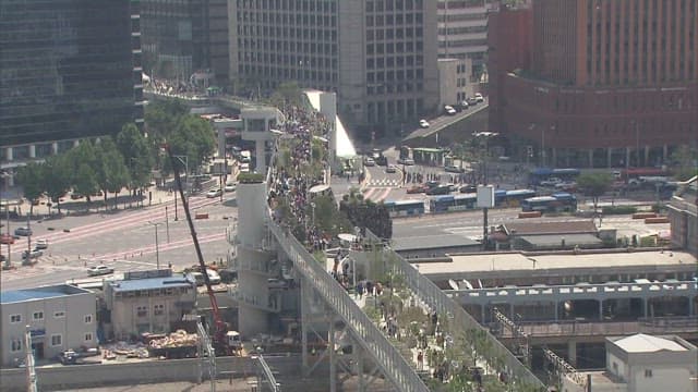 번화한 도시의 육교와 차도 풍경