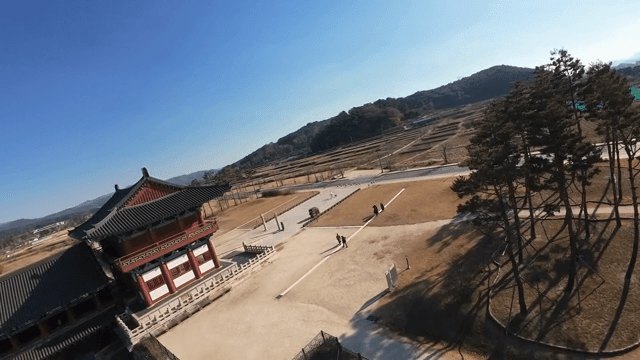 강 위의 전통 한국 다리