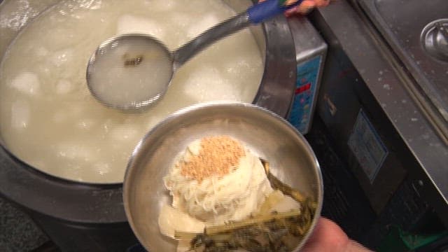 식당 주방에서 준비되는 먹음직스럽고 차가운 열무냉면