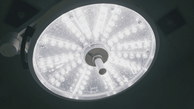 수술실의 밝은 수술등