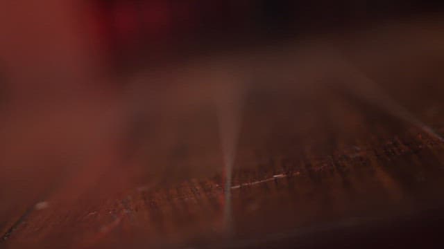 어두운 나무 바닥에 떨어지는 스마트폰