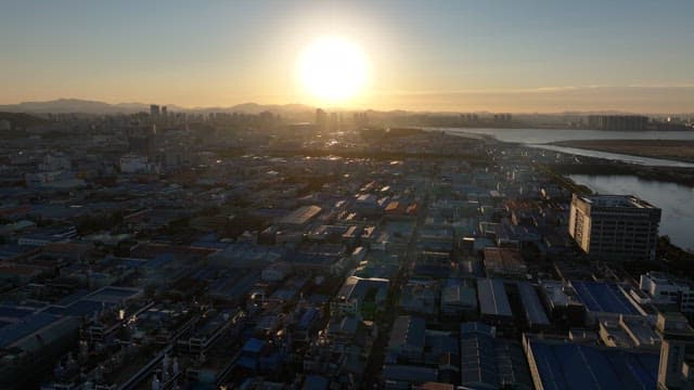 바다를 끼고 있는 산업단지의 일몰