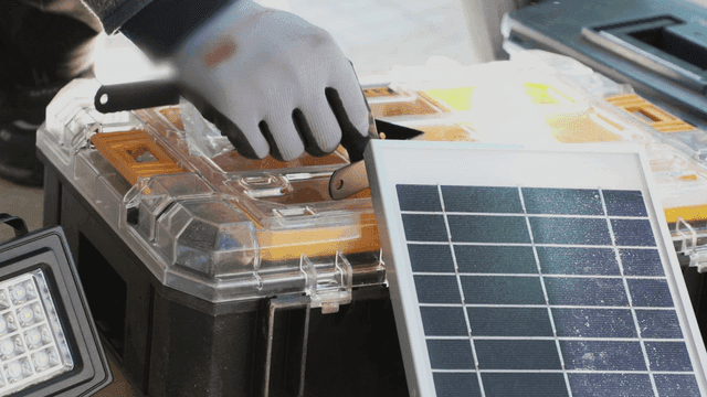 작업대 위의 태양광 패널과 도구