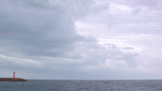 빨간 등대 근처를 항해하는 배