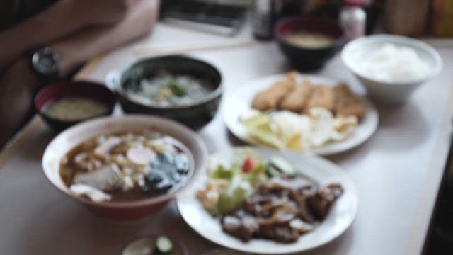 다양한 전통 아시안 요리가 차려진 식당 테이블