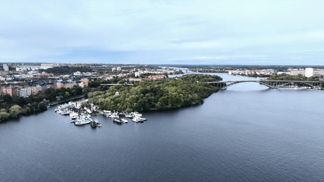 강과 다리가 있는 도시 풍경