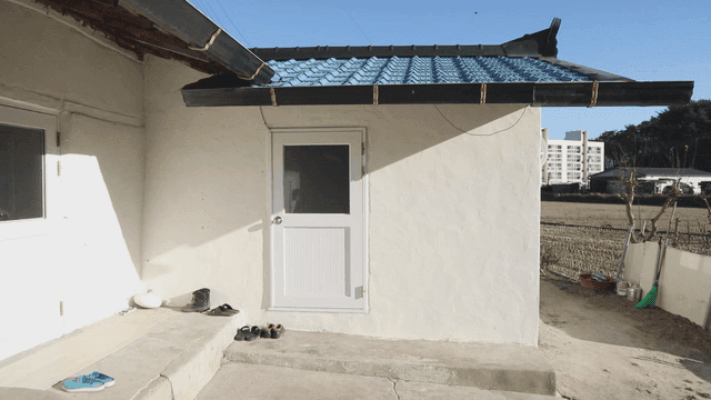 입구에 신발이 놓인 시골집