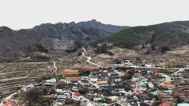 산속에 자리 잡은 시골 마을