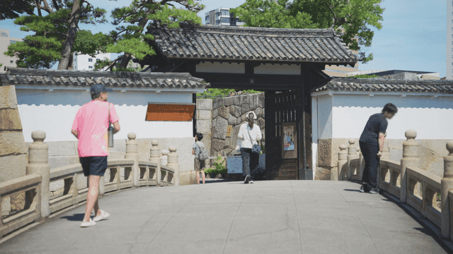 전통문을 향해 다리를 걷고 있는 사람들