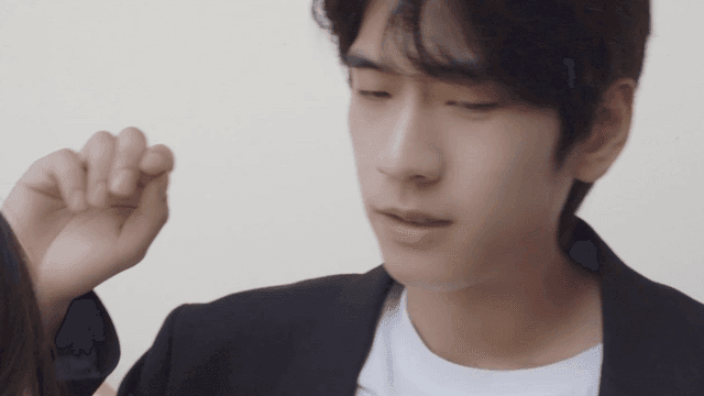 화가난 검은 재킷을 입은 남자