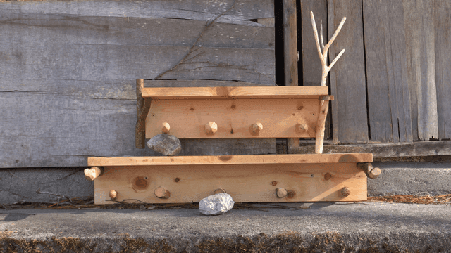 거친 나무 벽에 기대어 있는 쌓인 목재 선반들