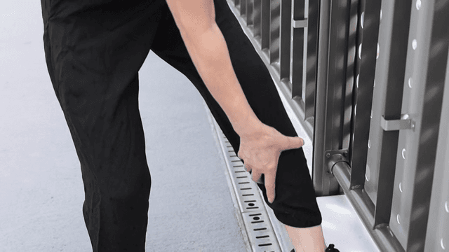 다리 스트레칭하는 사람