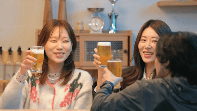 함께 맥주를 즐기며 건배하는 친구들