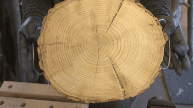 손잡이가 달린 나무 판을 들고 있는 장인