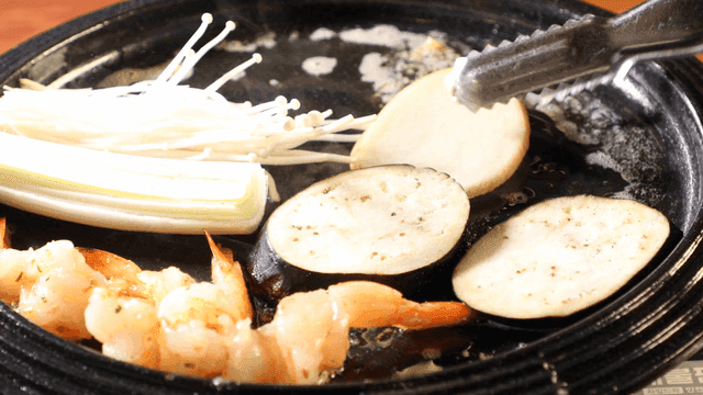 Shrimp and vegetables grilled on hot plate