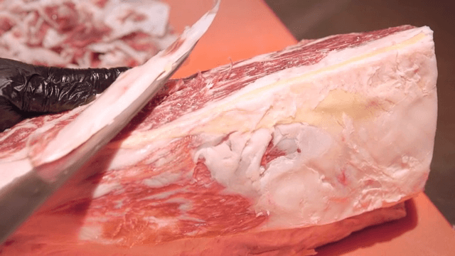 날카로운 칼로 자르는 생고기