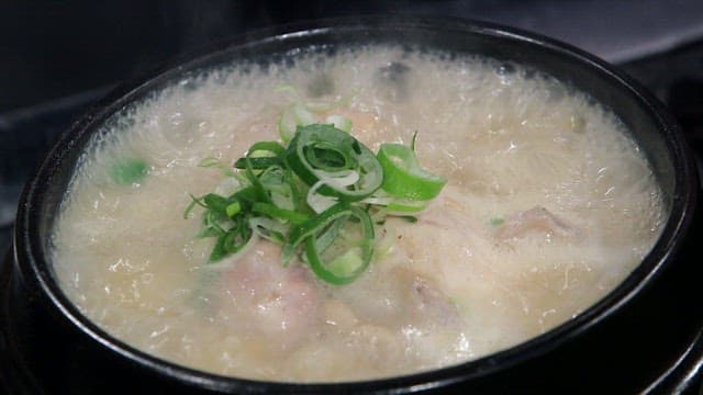 Boiling ginseng chicken soup with green onions and chopped carrots