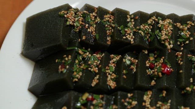 Korean seaweed jelly with sesame seeds