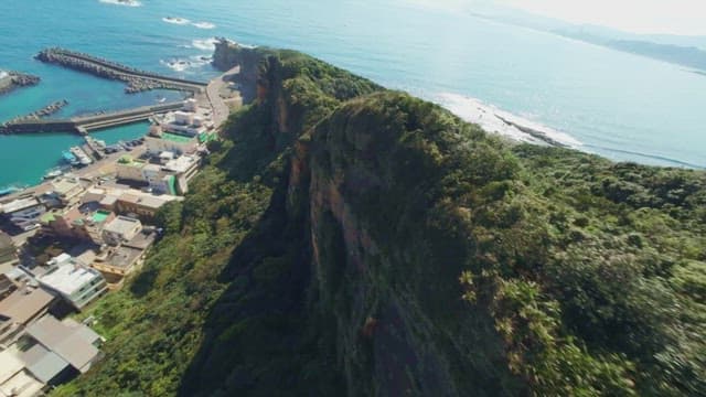 해안 절벽과 맑고 푸른 바다