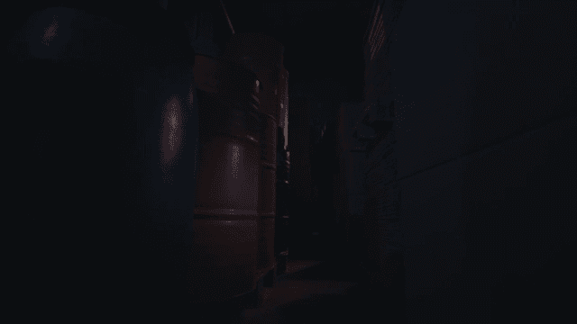 큰 드럼통이 있는 어두운 저장 공간