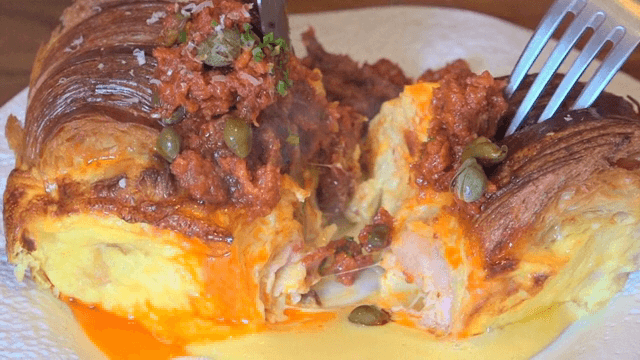 짭짤한 재료로 채워진 크루아상