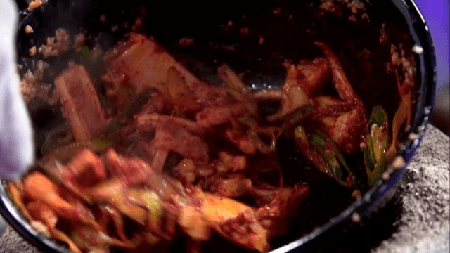 양념된 다양한 채소를 조리하는 모습