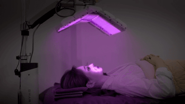 여성이 LED 광선 치료를 받는 모습