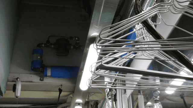 세탁소의 파이프와 옷걸이