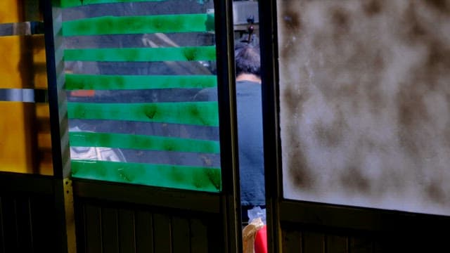 공장에서 일하는 사람