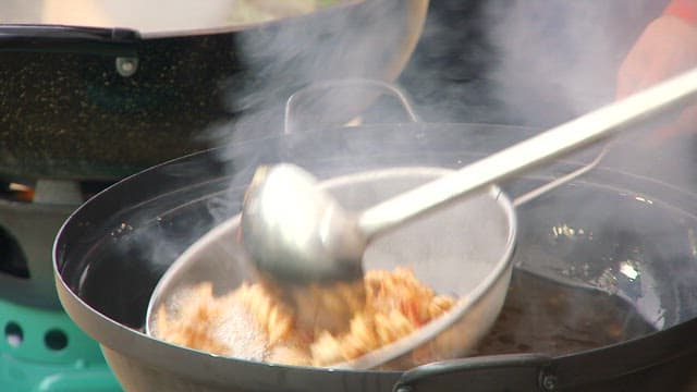기름에서 노릇노릇하고 바삭한 돼지고기 탕수육 건져내기