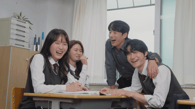 교실에서 웃고 있는 학생들과 선생님