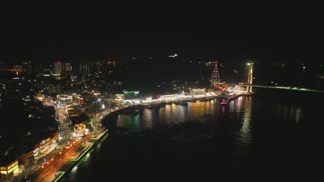 조명이 밝은 다리가 보이는 활기찬 도시 야경