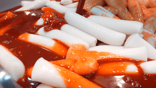 Tteokbokki with spicy sauce