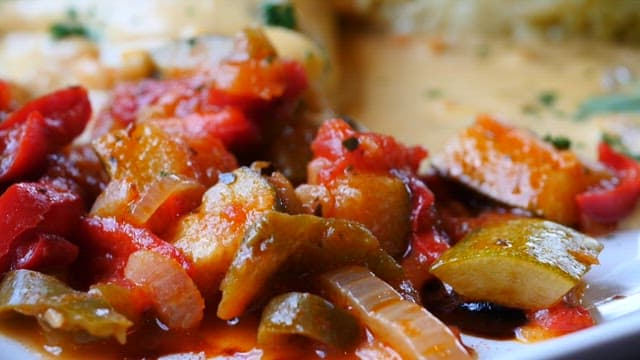 크림 소스와 함께 접시에 담긴 맛있는 고급 식사