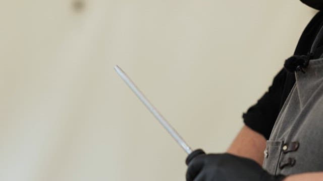 야외에서 생고기를 자르는 사람