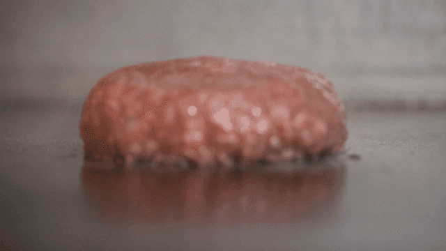 그릴 위에서 눌려지는 생고기 패티