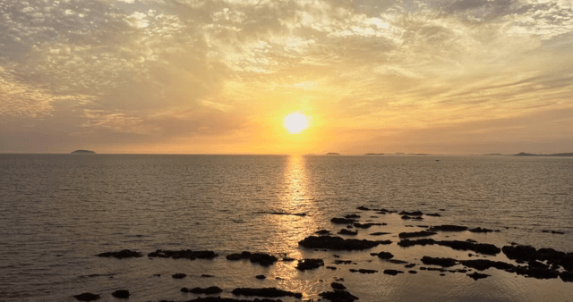 멀리 섬이 보이는 고요한 바다의 일몰