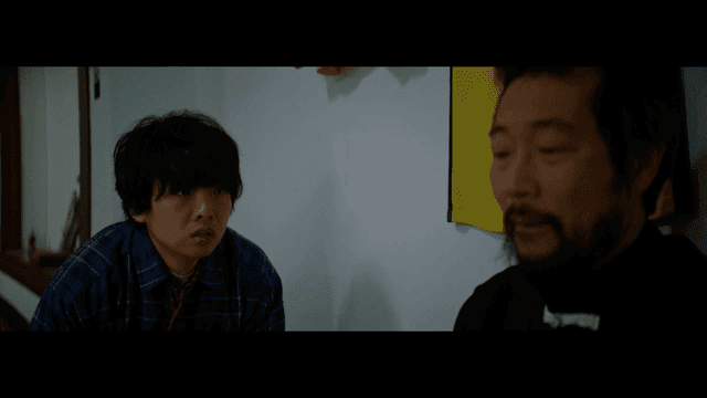 두 사람이 진지한 대화를 나누는 장면