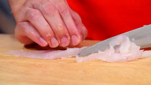 나무 도마 위에서 손질된 광어 자르기