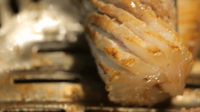 바비큐 그릴에서 삼겹살 굽기