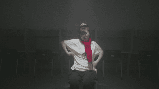 어두운 독서실에서 춤을 추는 소녀