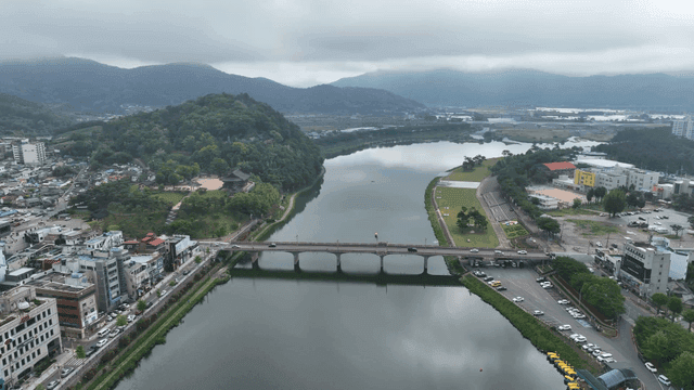 River flowing through a cityscape