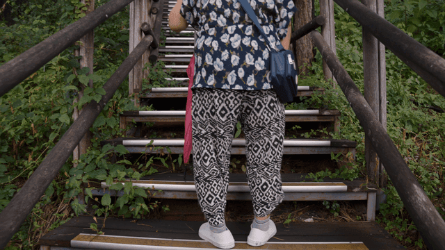 계단을 오르는 노인 여성