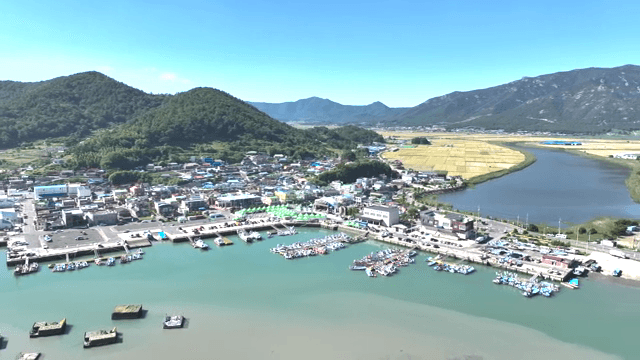 산과 항구가 있는 해안 마을